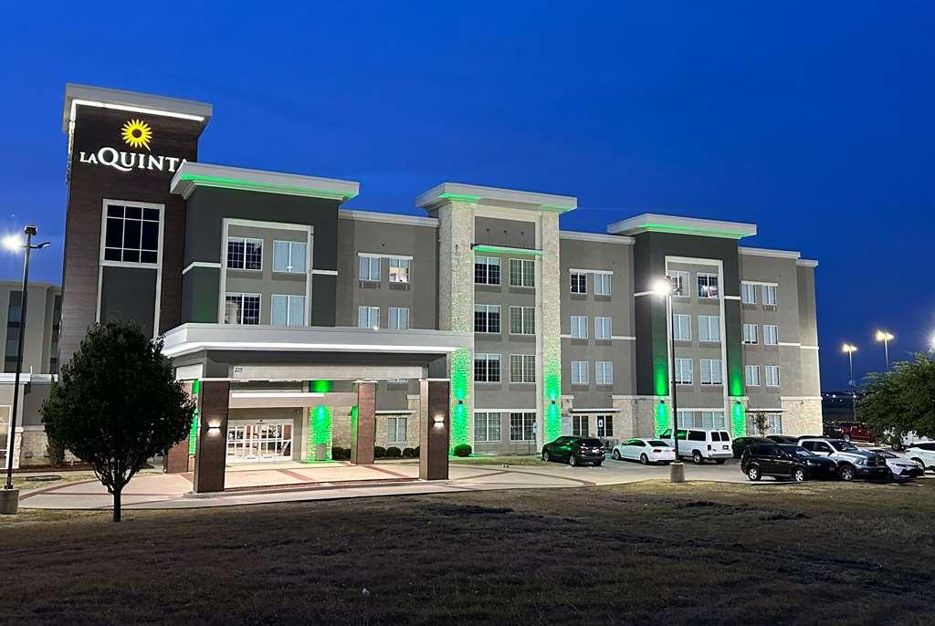 La Quinta Inn & Suites By Wyndham Ft Worth-Burleson Exterior photo