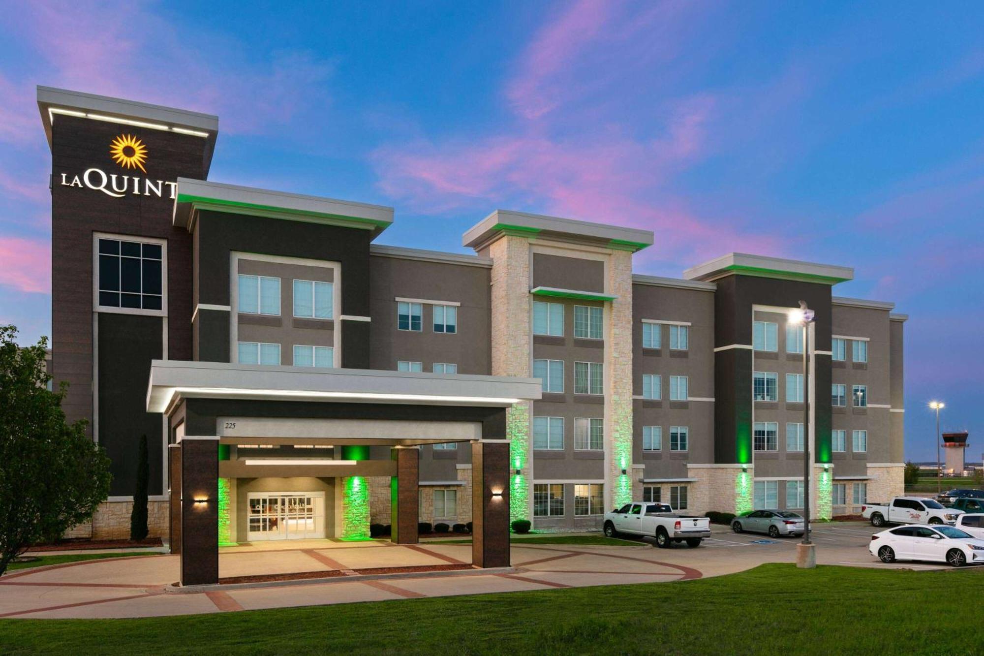 La Quinta Inn & Suites By Wyndham Ft Worth-Burleson Exterior photo