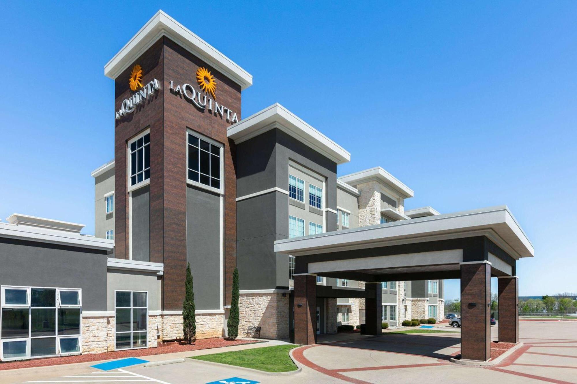 La Quinta Inn & Suites By Wyndham Ft Worth-Burleson Exterior photo