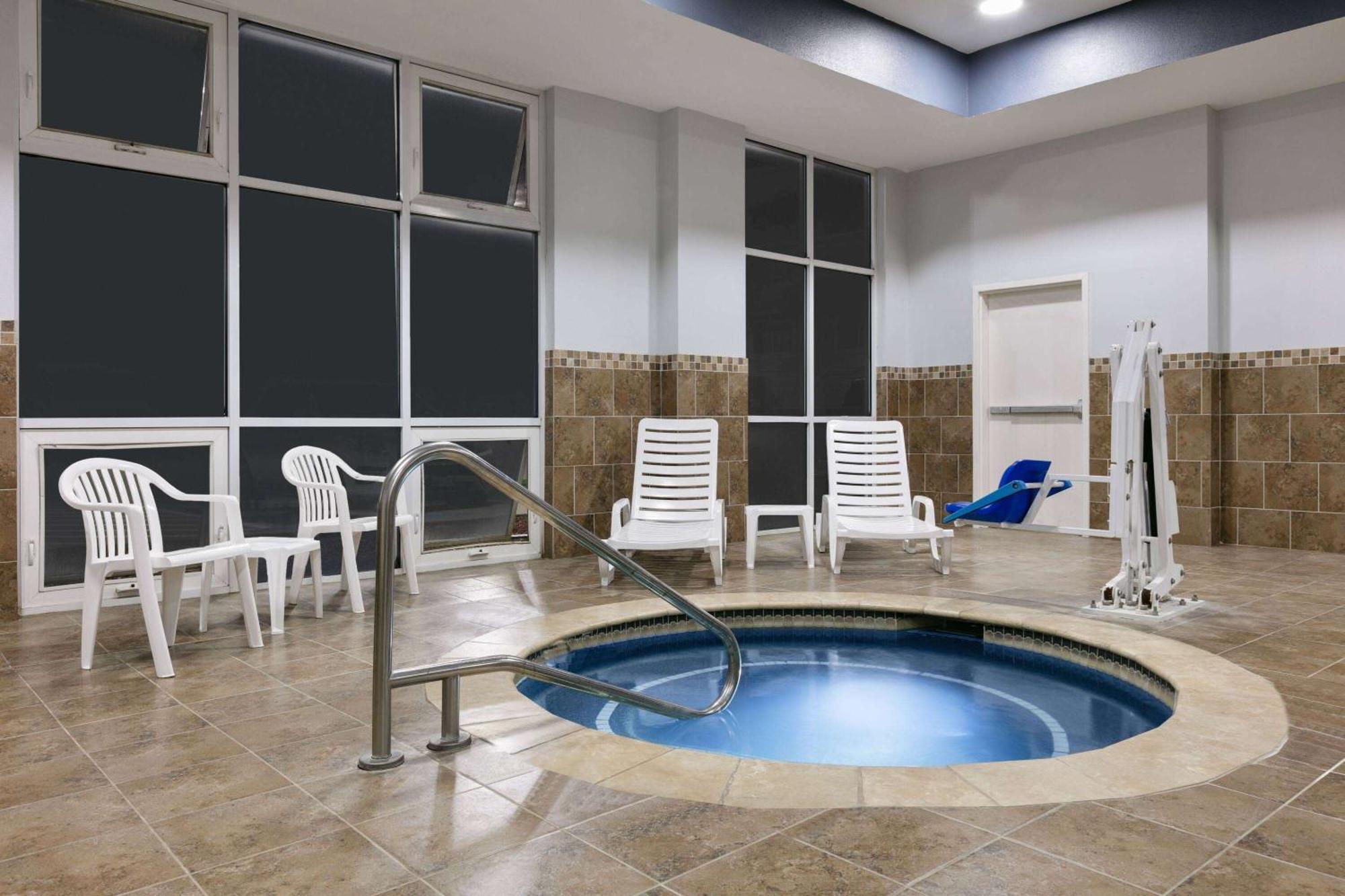 La Quinta Inn & Suites By Wyndham Ft Worth-Burleson Exterior photo